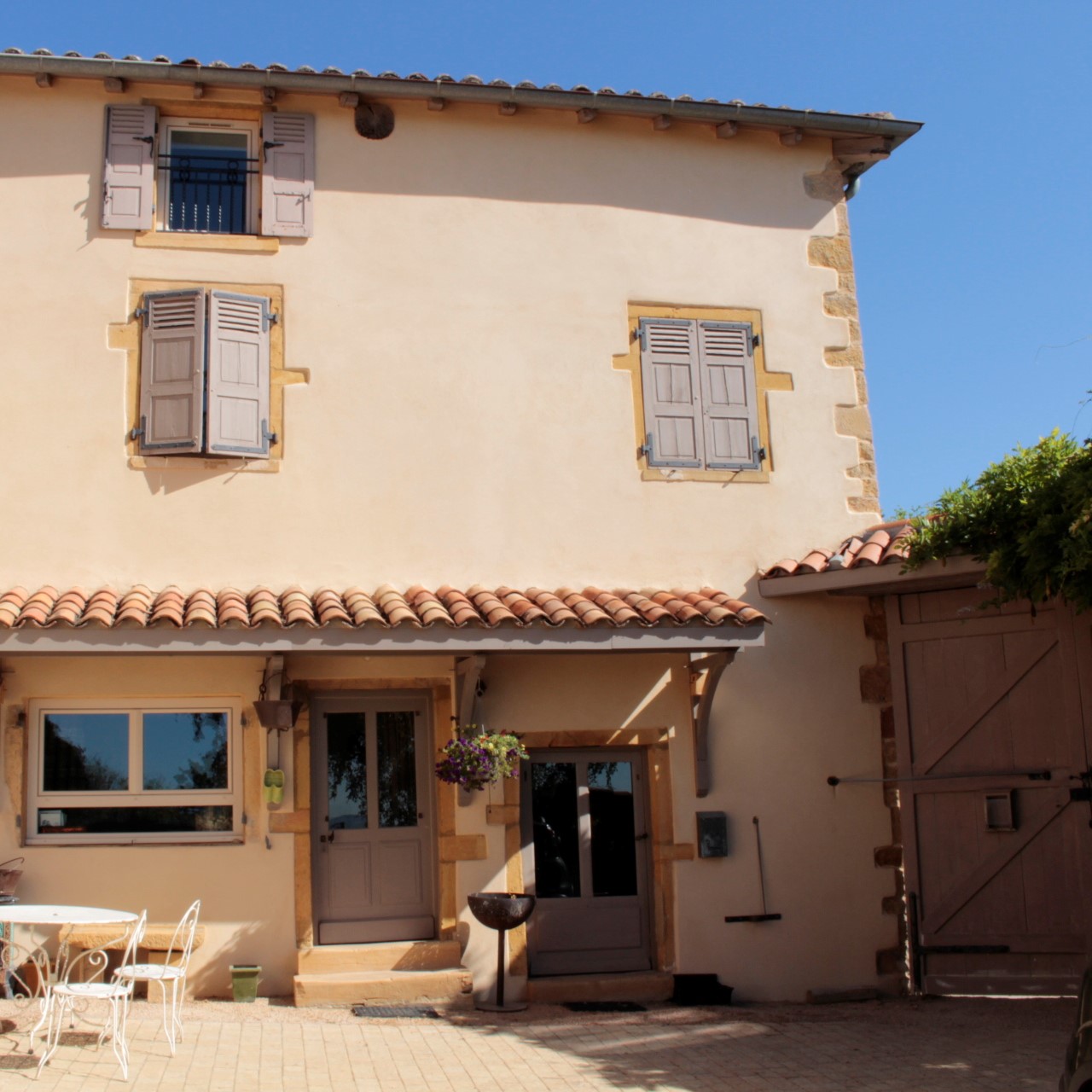 aperçu de la maison dans son entièreté avec cour et portail