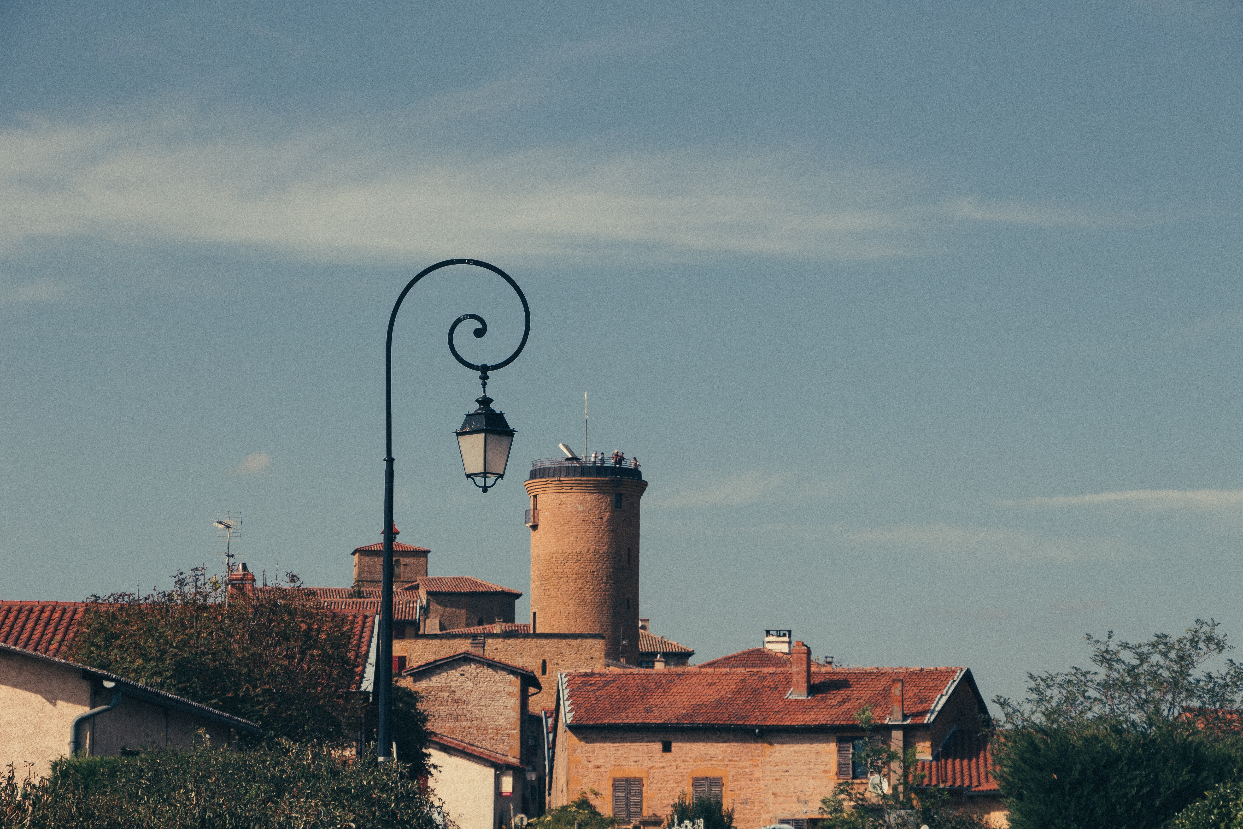 village avec toits de maison, une tour, lampadaire